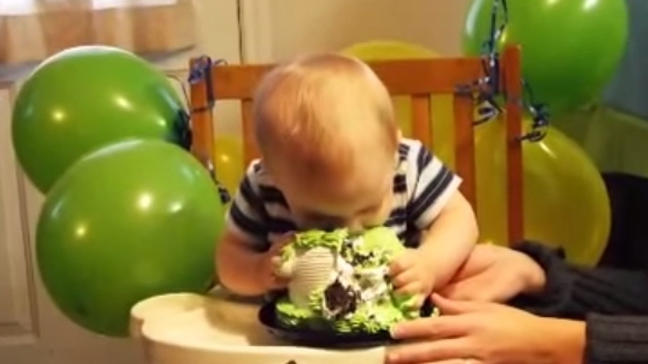 Ce bébé a une façon bien à lui de manger son gâteau d'anniversaire. Il va vous faire craquer !