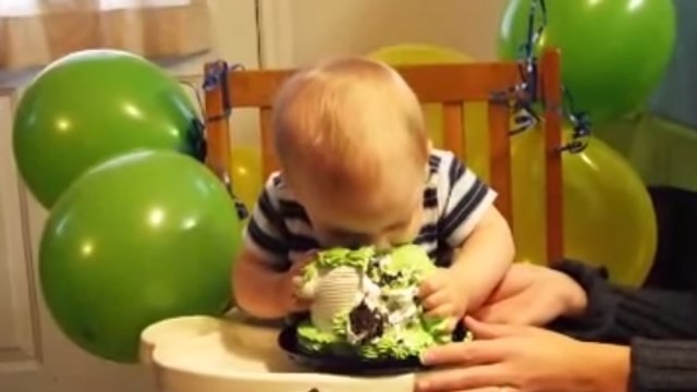 Ce bébé a une façon bien à lui de manger son gâteau d'anniversaire. Il va vous faire craquer !