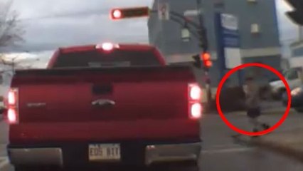 Cette piétonne est une vraie miraculée. Elle a frôlé la mort à ce passage piéton