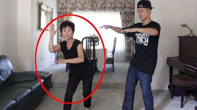 Ce garçon a voulu apprendre des pas de danse à sa mère. Mais il ne se doutait pas qu'elle avait un tel talent !