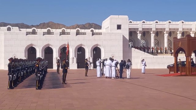 Le Roi et la Reine à leur arrivée pour une réunion diplomatique au palais Al Alam à Muscat, Oman