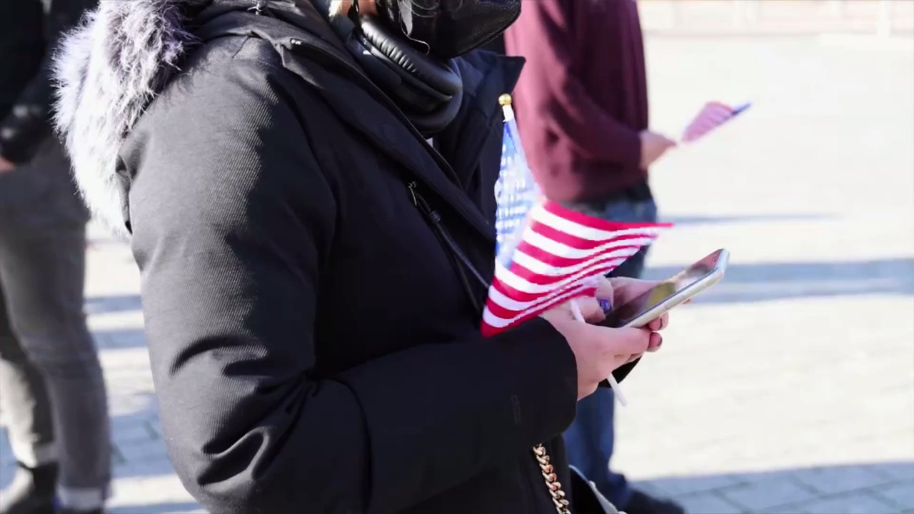 Ausschreitungen nach US-Wahl: Bewaffnete Trump-Anhänger ziehen auf die Straßen