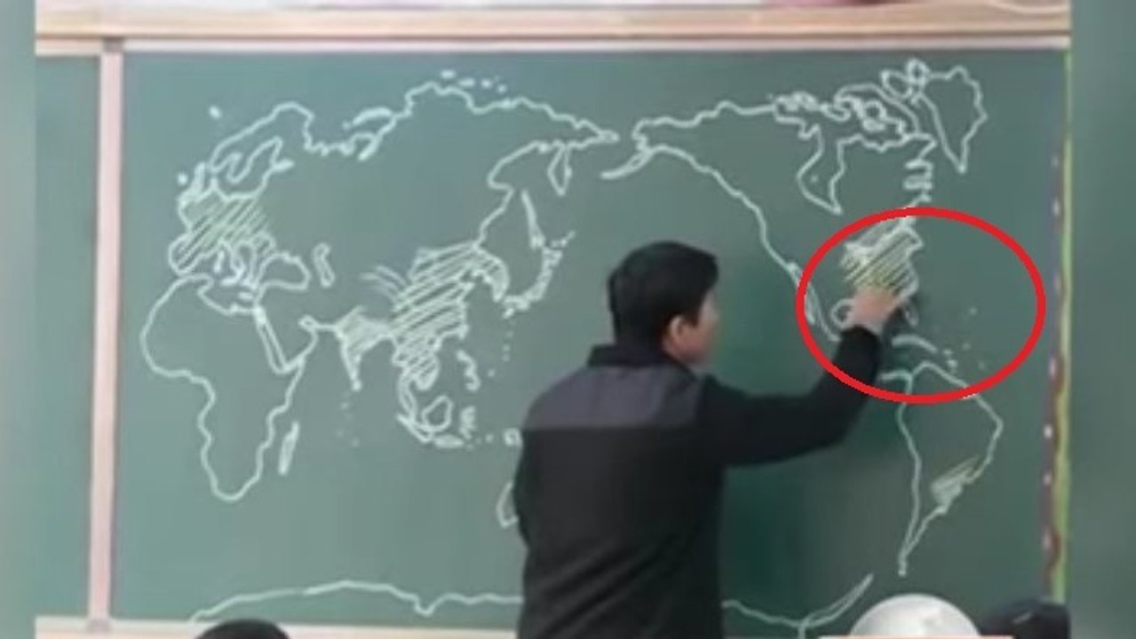 Ce prof a un talent incroyable. Il peut dessiner la carte du monde en quelques minutes