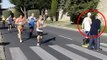Un marathonien s'arrête en pleine course pour aider une personne âgée à traverser. Un geste admirable