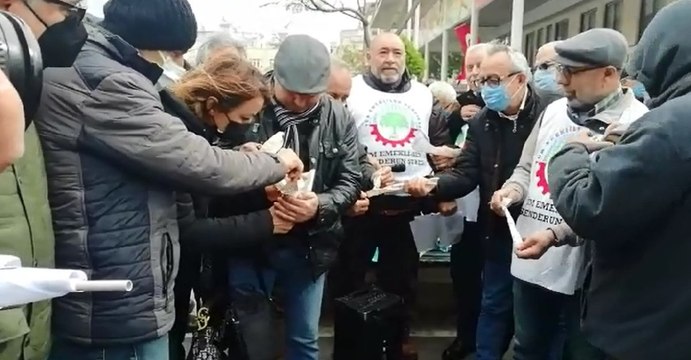 Emekliler, elektrik zammına fatura yakarak tepki gösterdi