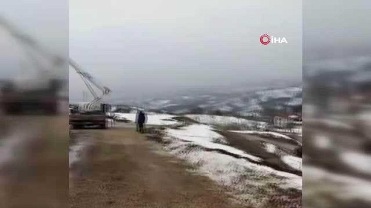 Eriyen kar heyelana sebep oldu... Yol çöktü, durak toprak altında kaldı