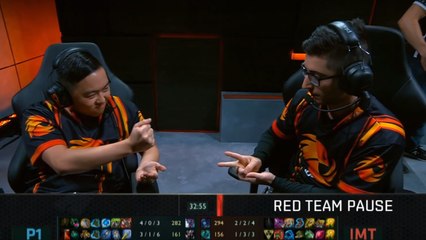 League of Legends : deux joueurs font un pierre-feuille-ciseaux pendant les LCS NA