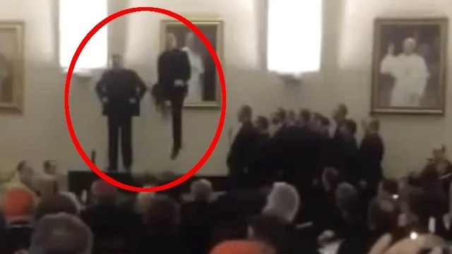 Deux prêtres se livrent à une battle de danse endiablée. Et ils sont très talentueux !