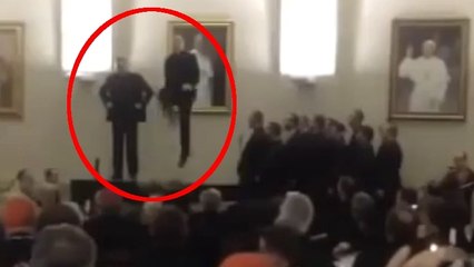 Deux prêtres se livrent à une battle de danse endiablée. Et ils sont très talentueux !