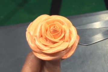 Voilà comment faire une rose avec de la crème au beurre pour décorer vos gateaux