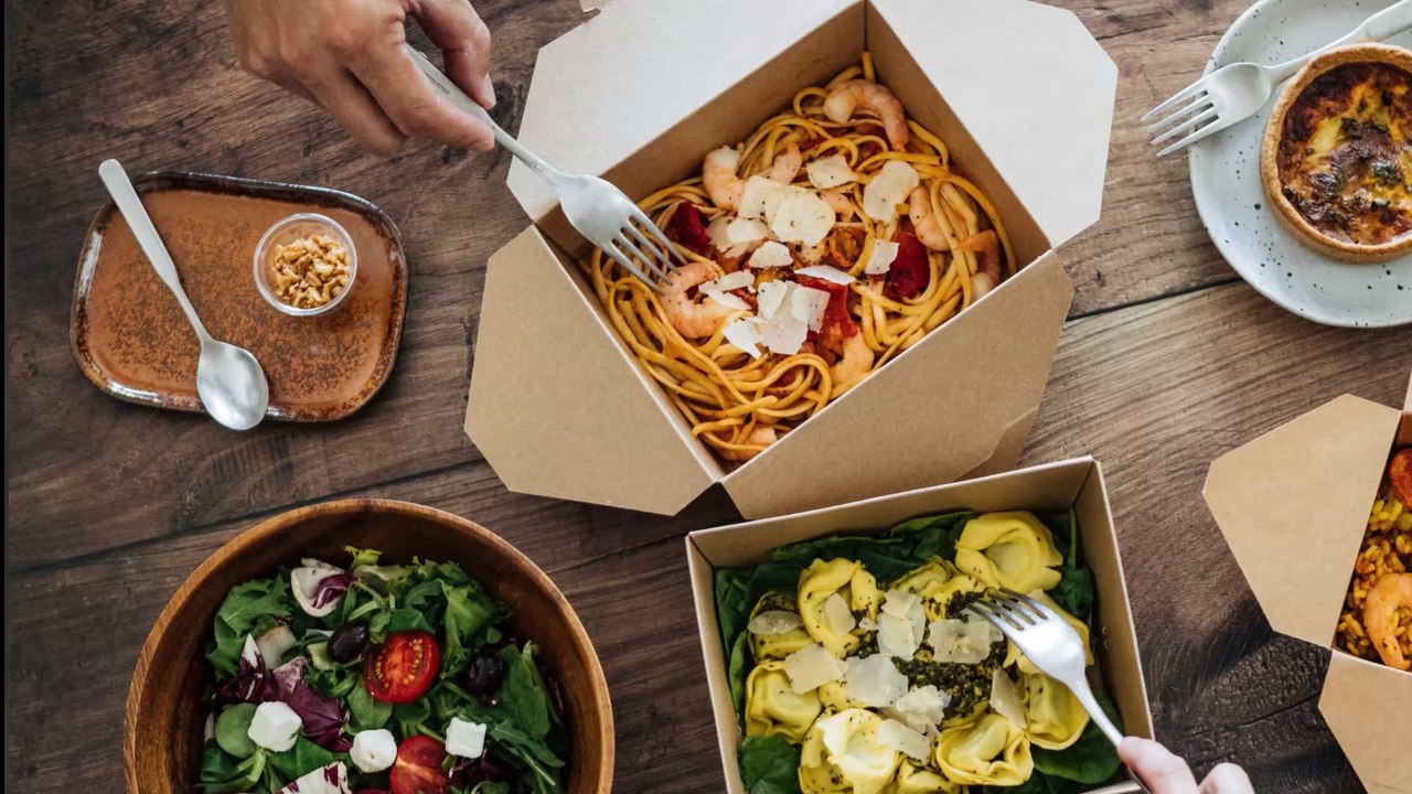 Durch Corona verliert Mann seinen Geschmacksinn: Er isst die verrücktesten Dinge! (Video)