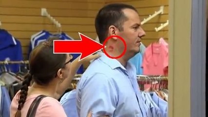 Il ressort d'une cabine d'essayage avec une trace de rouge à lèvres. La réaction de sa femme est immédiate