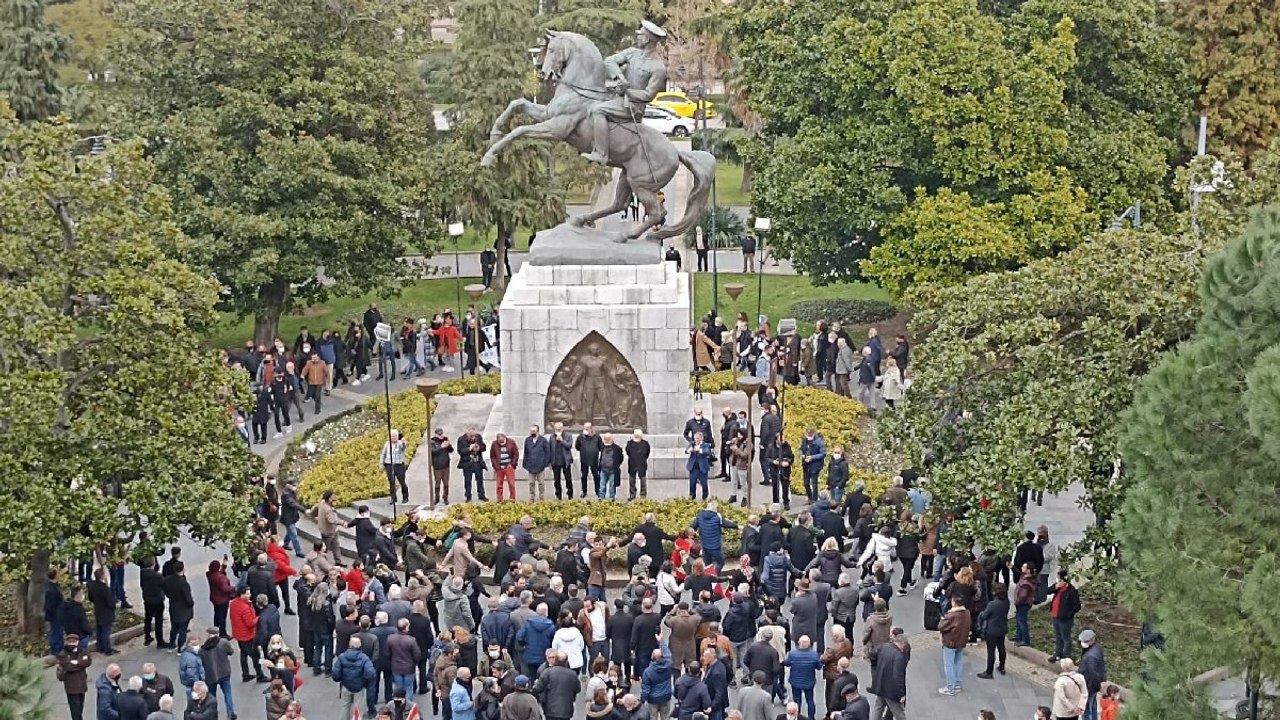 Samsun'da Atatürk anıtı çevresinde zincir: “Atatürk anıtını koruyamıyorlarsa biz koruruz”