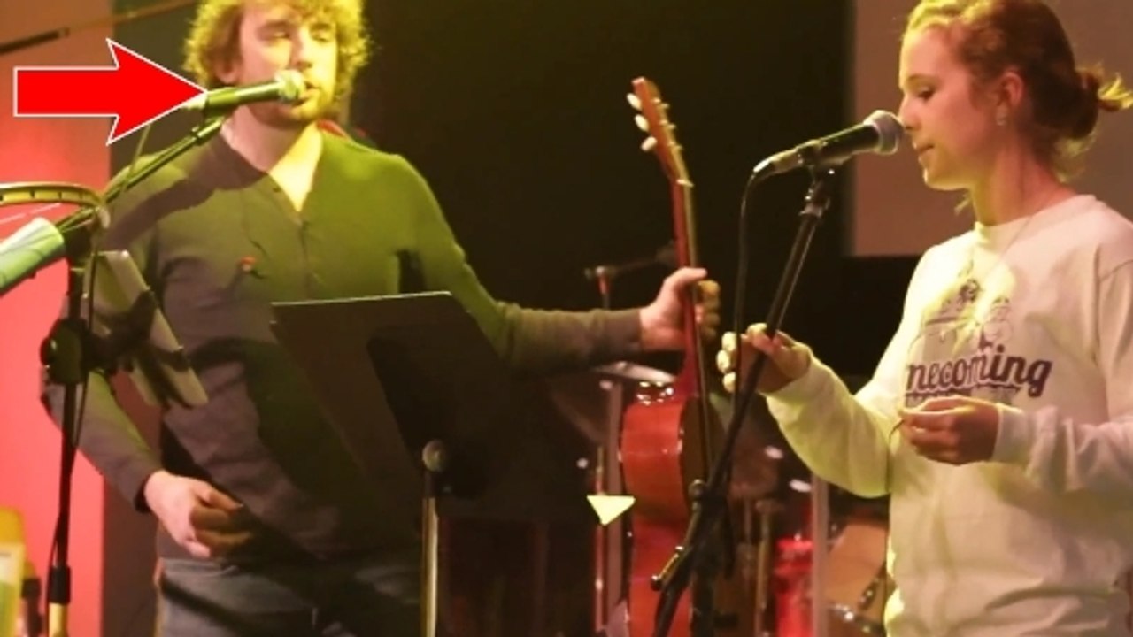 En plein concert, le guitariste de ce groupe a pété un plomb. Vous n'allez pas en revenir