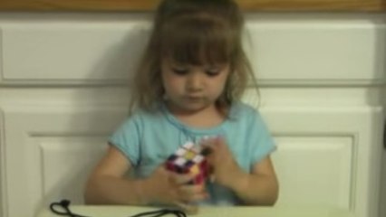 Cette petite fille est très douée pour le Rubik's Cube. Elle le finit en un temps record.