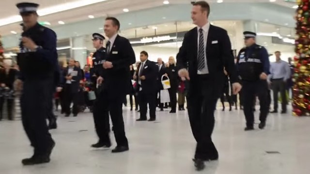 Les clients de ce magasin ont eu une sacrée surprise en faisant leurs courses. Ils ne s'attendaient pas à voir cela