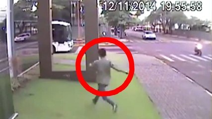 Ce jeune court pour attraper son bus. Mais il ne s'attendait pas à vivre cela