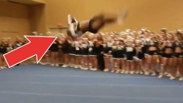 Cette cheerleader défie les lois de la gravité. Elle va vous épater
