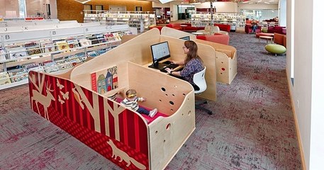 Cette bibliothèque a installé des bureaux spéciaux pour accueillir les parents accompagnés de leurs enfants