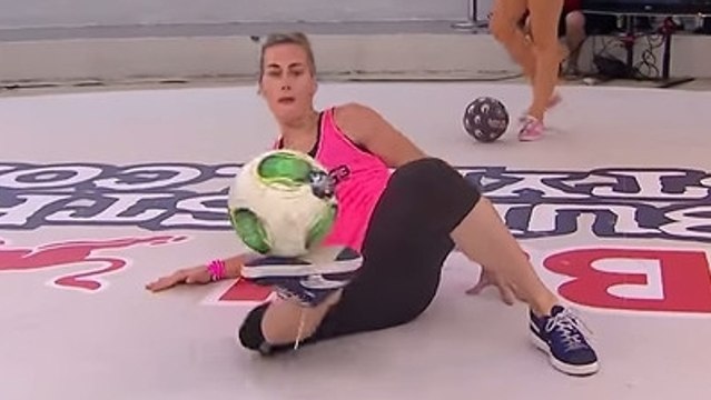 Cette fille est meilleure au foot que n'importe quel mec. Son talent est bluffant !