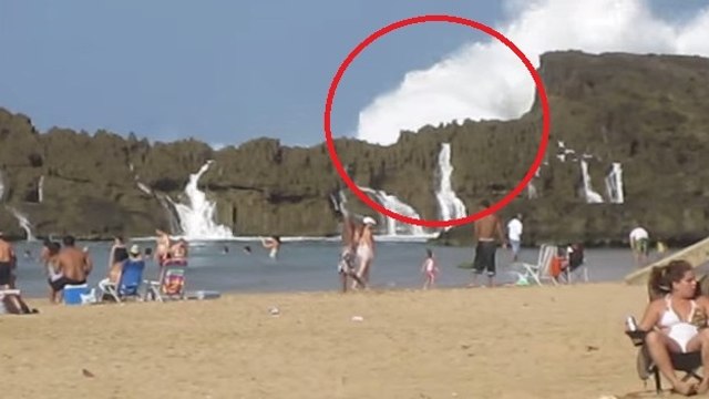 Des vagues gigantesques envahissent une plage de Porto Rico