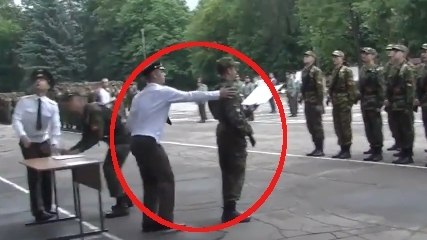 En bousculant son camarade, ce soldat lui a sauvé la vie. Vous ne devinerez jamais pourquoi