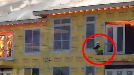 Un incendie a piégé un ouvrier dans cet immeuble en flammes. Comment va-t-il s'en sortir ?