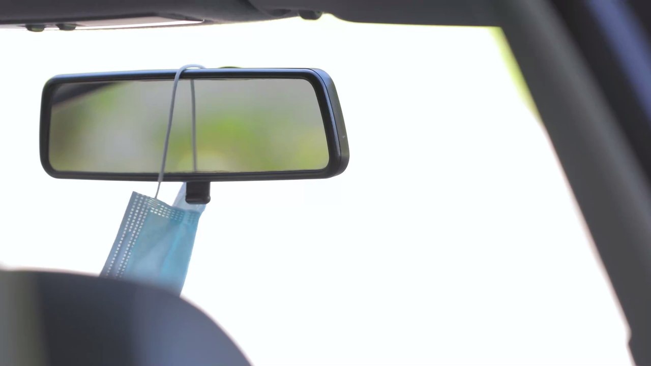 Tückische Gefahr: Maske nicht an den Rückspiegel im Auto hängen!