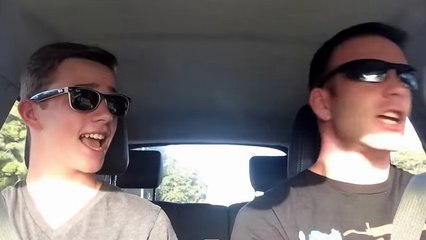 Ce père et son fils savent comment s'amuser en voiture. La preuve...