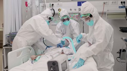 Chefarzt tröstet weinenden Patienten auf Intensivstation: Das Bild rührt alle Welt