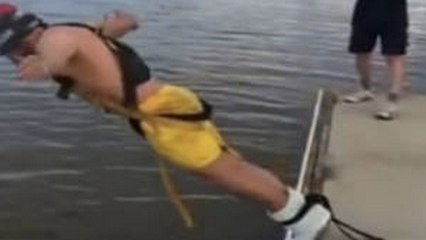 Ses amis lui ont offert un saut à l'élastique. Mais les choses ne vont pas se passer comme prévu