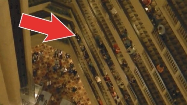 Des centaines d'étudiants ont improvisé une chorale géante dans cet hôtel. Un grand moment d'émotion