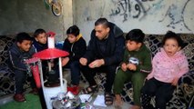 فلسطيني يحول الخردة المعدنية إلى مدافئ لمواجهة البرد القارس