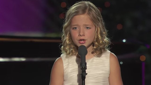 Cette jeune chanteuse a un talent fou. Elle va vous scotcher