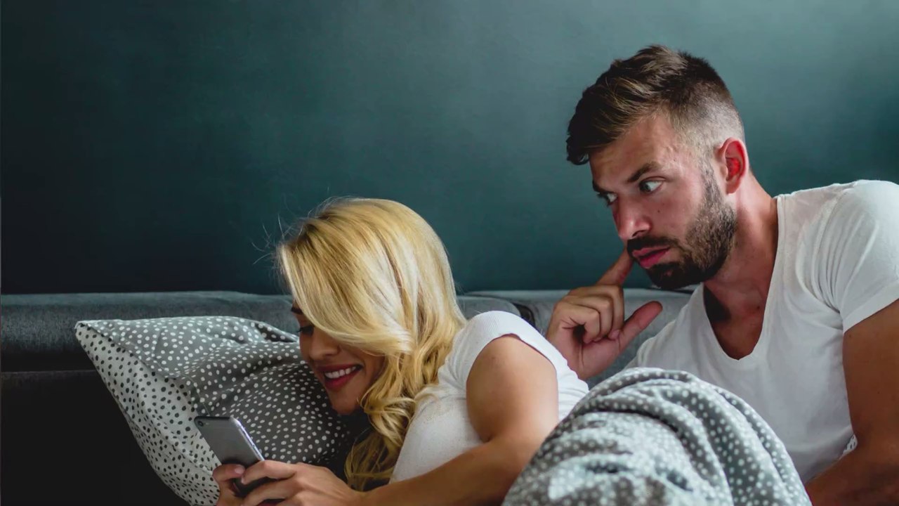 In flagranti erwischt: Untreue Frau versteckt sich in doppelter Decke