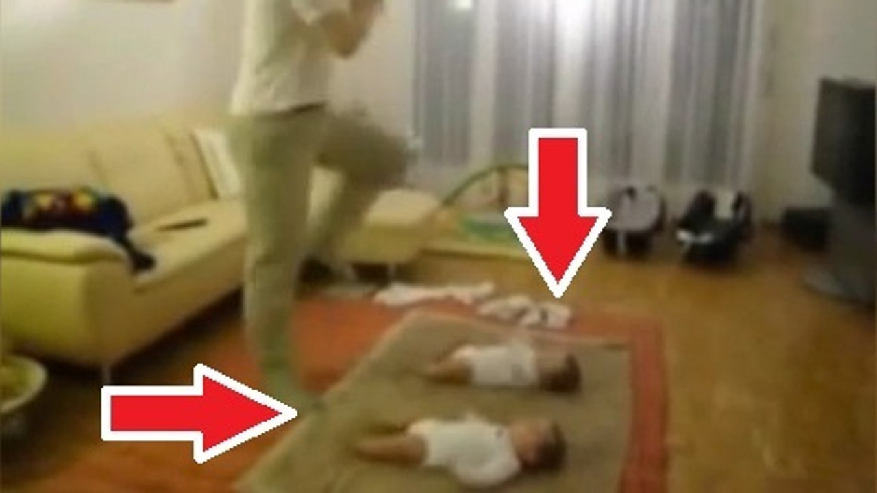 Quand ce père est seul avec ses jumeaux, il peut leur faire faire quelque chose d'incroyable