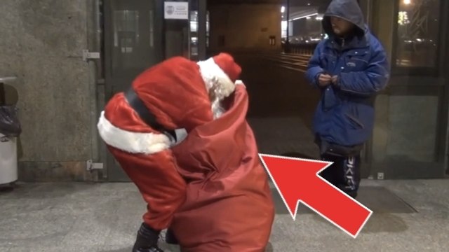 Ce mec s'est déguisé en Père Noël pour parcourir la ville. Ce qu'il a fait ensuite est magnifique