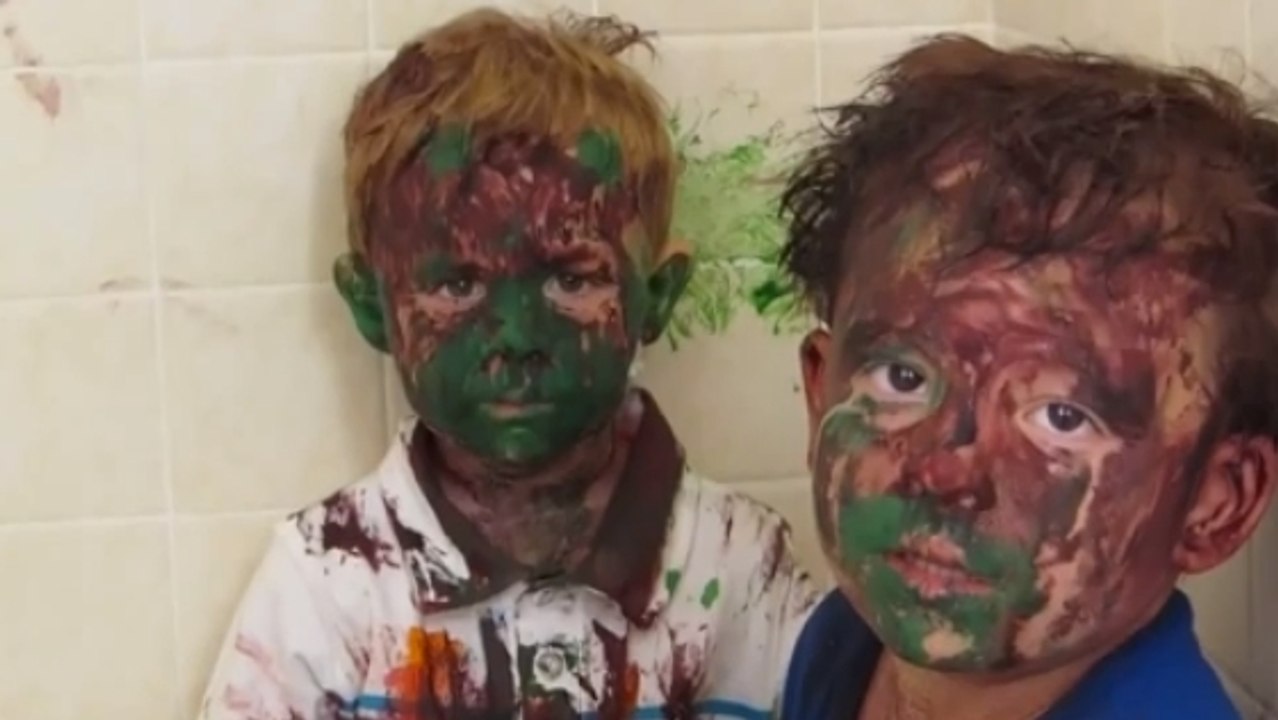 Ces enfants ont fait une grosse bêtise. Leur père essaye de les gronder mais c'est un peu compliqué