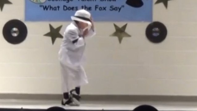 Ce garçon imite Michael Jackson à la perfection. Un vrai pro de la danse
