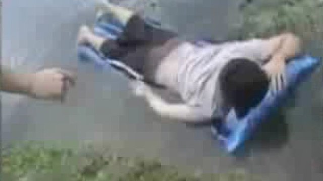 Ils ont fait la pire blague au monde à leur pote endormi. Il n'est pas près de l'oublier