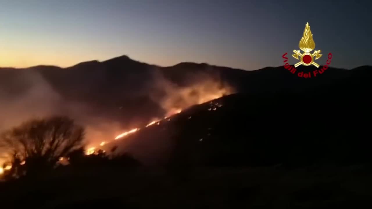 Incendio nello Spezzino, le fiamme alimentate dal forte vento