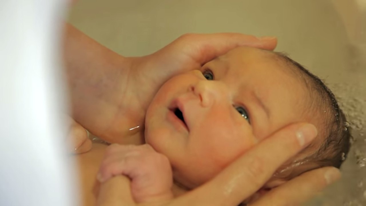 Ce nouveau-né va prendre son premier bain. Ce moment va vous émouvoir.
