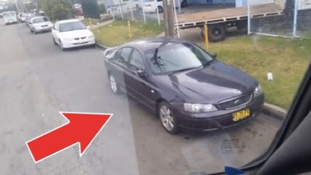 Cette voiture gênait des ouvriers. Alors ils ont fait quelque chose de dingue pour s'en débarrasser