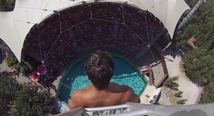 Ce plongeur a réalisé le saut le plus dingue du monde avec une caméra embarquée