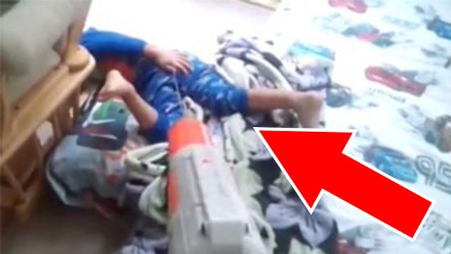 Ce papa a une technique très spéciale pour faire sortir son fils du lit. Et c'est très efficace !