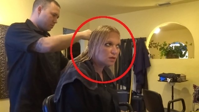 Ce coiffeur fait croire à ses clientes qu'elles perdent leurs cheveux. Leurs réactions ne se font pas attendre