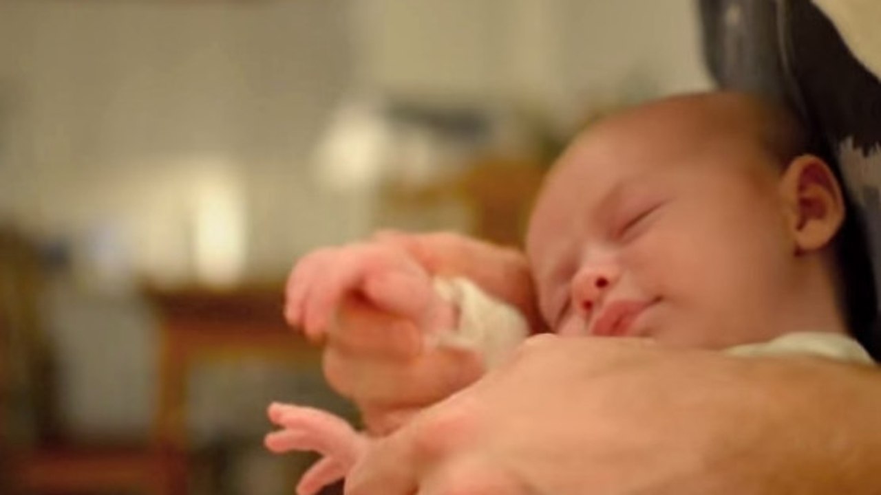 Ce papa aime beaucoup jouer avec sa petite fille. En particulier quand elle est endormie