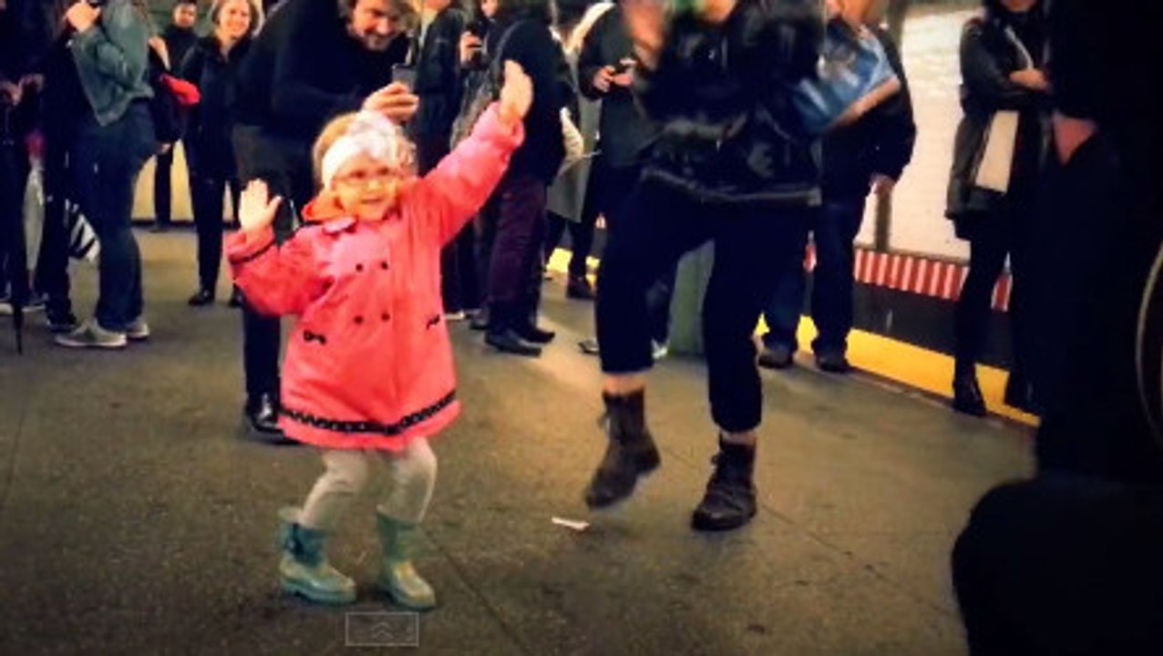 Cette fillette ne peut pas s'empêcher de danser en entendant de la musique. Elle va vous réchauffer le coeur