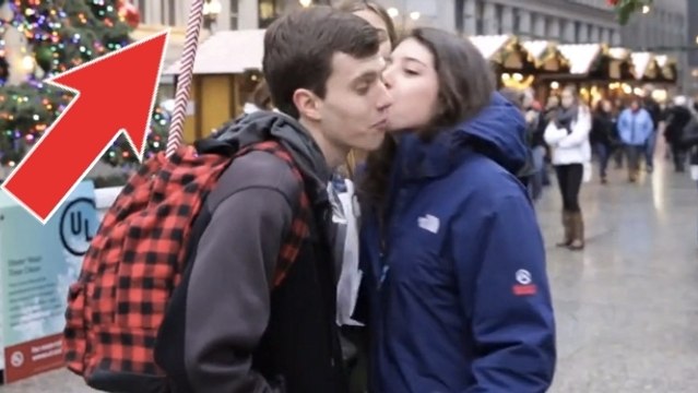 Ce mec a trouvé une technique parfaite pour embrasser les passants dans la rue. Vous ne devinerez jamais de quoi il s'agit