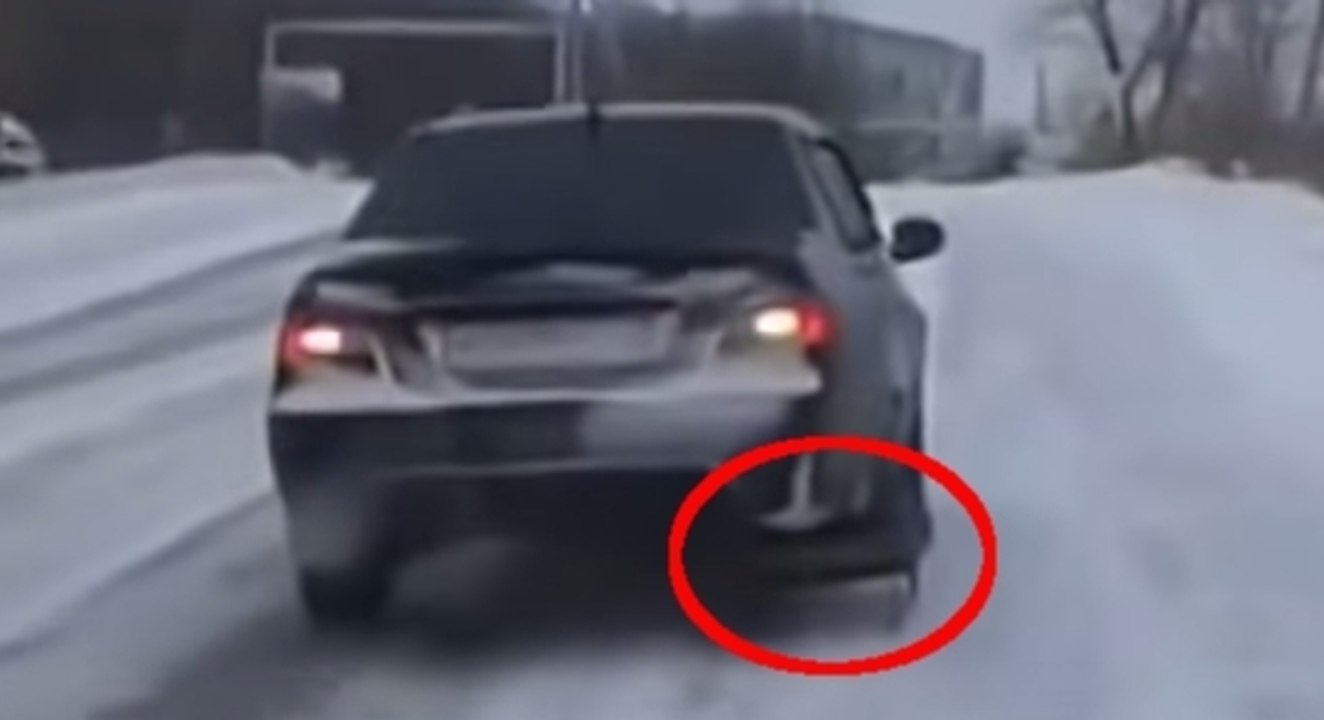 Ce mec a une drôle de technique pour parvenir à rouler quand il lui manque une roue